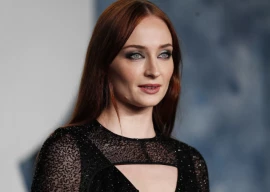 sophie turner shuts down mom shaming claim that she abandoned her kids to party