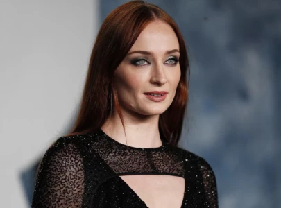 sophie turner shuts down mom shaming claim that she abandoned her kids to party sophie turner shuts down mom shaming claim that she abandoned her kids to party