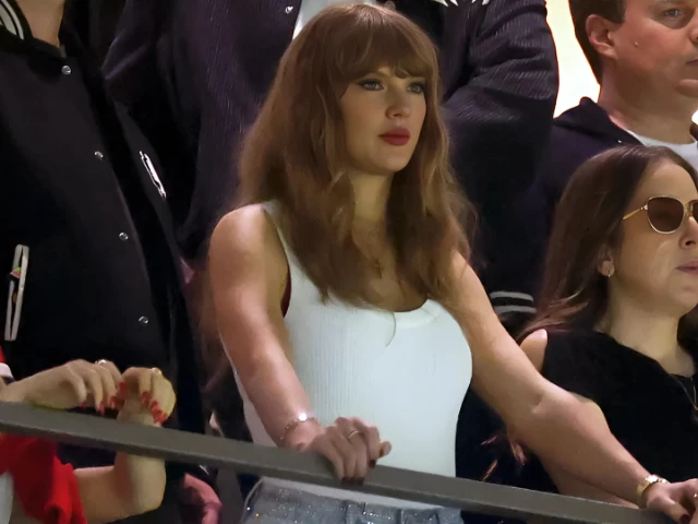 taylor swift reportedly shielded by bullet resistant barrier at chiefs game amid security fears