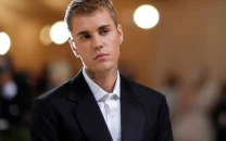 justin bieber earns praise for helping stranded man with broken down car