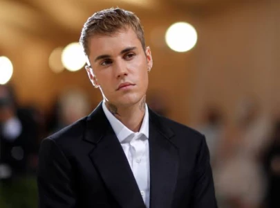 justin bieber draws criticism after being photographed relieving himself on golf course