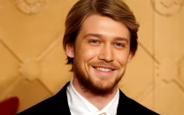 does joe alwyn have a child actor sparks speculation after being spotted on family outing