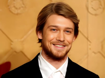 does joe alwyn have a child actor sparks speculation after being spotted on family outing