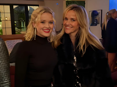reese witherspoon poses with daughter ava in new photo striking resemblance sparks online frenzy