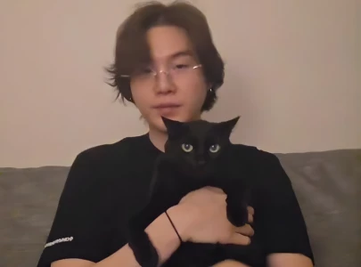 bts suga returns with pet cat sugar during surprise live broadcast after 2 years