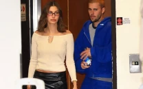 justin bieber throws water bottle at paparazzi after dinner with hailey bieber in los angeles