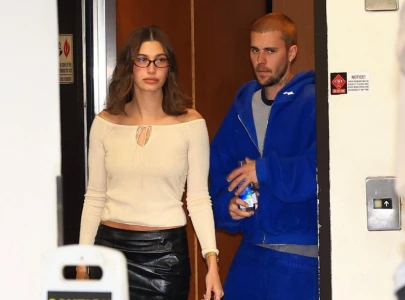 justin bieber throws water bottle at paparazzi after dinner with hailey bieber in los angeles