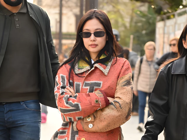 BLACKPINK’s Jennie faces backlash after tense autograph encounter in Paris during Fashion Week BLACKPINK’s Jennie faces backlash after tense autograph encounter in Paris during Fashion Week