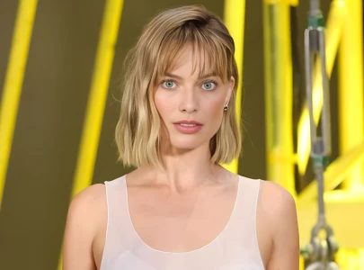 margot robbie debuts bob and bangs at chanel show during paris fashion week