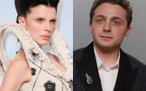 julia fox gets praise for graceful answer to jake shane s awkward question at vanity fair oscars party