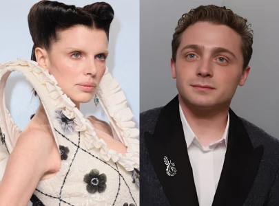 julia fox gets praise for graceful answer to jake shane s awkward question at vanity fair oscars party