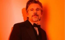 ethan hawke s relationship advice about unrequited love on oscars red carpet goes viral