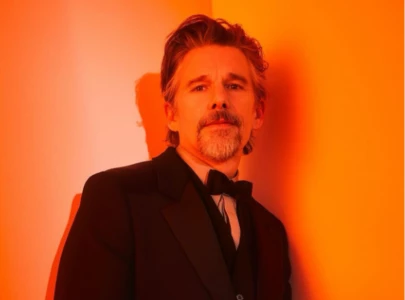 ethan hawke s relationship advice about unrequited love on oscars red carpet goes viral