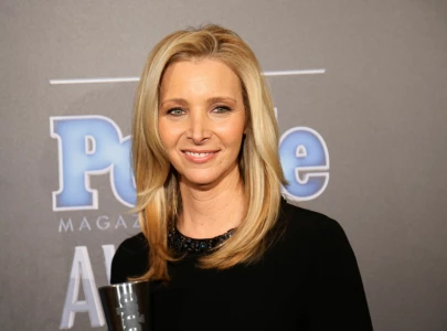 lisa kudrow slams new sitcoms for avoiding uncomfortable jokes