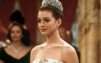 the princess diaries 3 update author meg cabot blames anne hathaway for filming delay