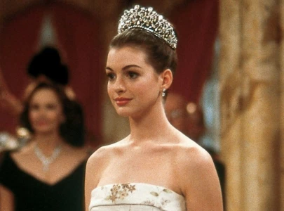 the princess diaries 3 update author meg cabot blames anne hathaway for filming delay