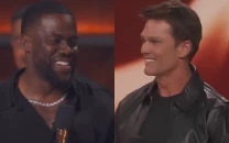 tom brady crashes kevin hart s netflix roast flirts with wife and torches eagles fans at kia forum