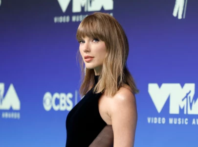 taylor swift returns to no 1 with the life of a showgirl the encore