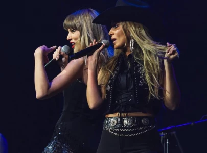 taylor swift joins lainey wilson for surprise love story duet during tight end university event