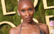 cynthia erivo earns standing ovation at london preview of one woman show dracula