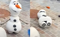 ai olaf animatronic comically malfunctions during debut at disneyland paris ai olaf animatronic comically malfunctions during debut at disneyland paris