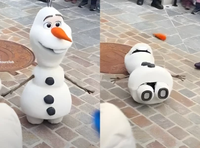 ai olaf animatronic comically malfunctions during debut at disneyland paris
