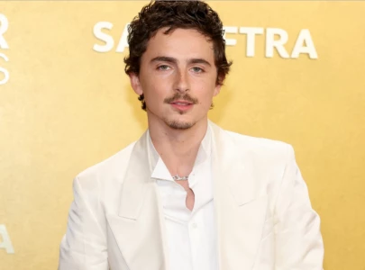 timoth e chalamet wears 33 000 cartier necklace in tribute to kylie jenner at actor awards timoth e chalamet wears 33 000 cartier necklace in tribute to kylie jenner at actor awards