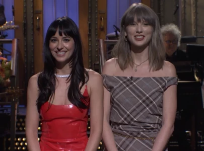 taylor swift makes surprise snl cameo during dakota johnson s monologue