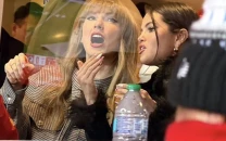 taylor swift attends travis kelce s chiefs vs texans game with selena gomez and lena dunham taylor swift attends travis kelce s chiefs vs texans game with selena gomez and lena dunham