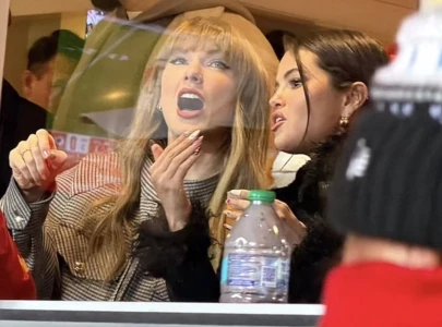 taylor swift attends travis kelce s chiefs vs texans game with selena gomez and lena dunham
