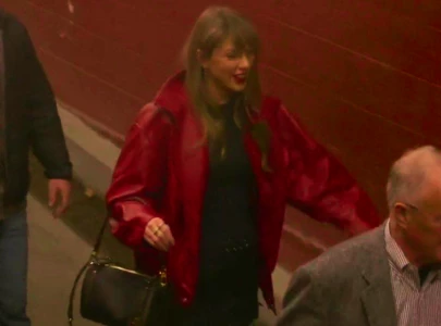 taylor swift rocks red to support travis kelce during christmas day chiefs vs broncos game