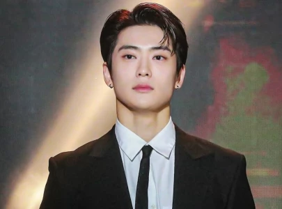 nct jaehyun sparks dating rumours with vacation photos who is the mystery woman next to him