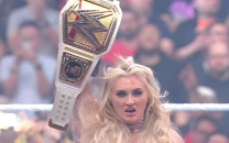 tiffany stratton suffers facial injuries after trading barbs over ludwig kaiser in wrestlemania debut vs charlotte flair