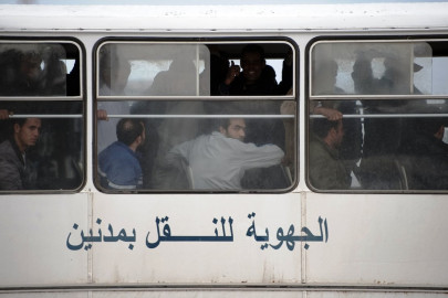 egyptians flee libya as qaddafi vows to end revolt