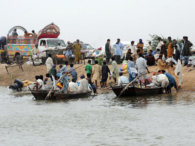 nearly half a million ordered to evacuate as flood threatens sindh
