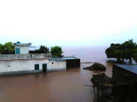 how villages are defending themselves against floodwaters in pakistan