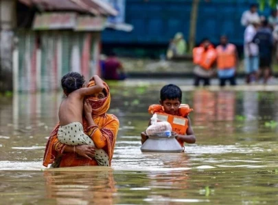 floods force nearly 300 000 bangladeshis into emergency shelters