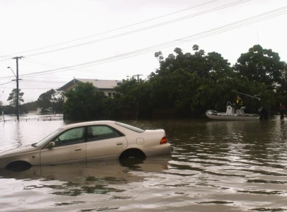 heavy floods kill one urge thousands to move in australia