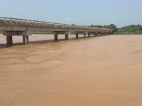 muddy floodwater rushes through nullah dek at zafarwal in narowal district the rain fed stream experienced high level flooding with discharges reaching 22 500 cusecs photo nni