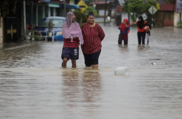 people wade through a flooded residential area at yong peng johor malaysia march 4 2023 reuters hasnoor hussain people wade through a flooded residential area at yong peng johor malaysia march 4 2023 reuters hasnoor hussain