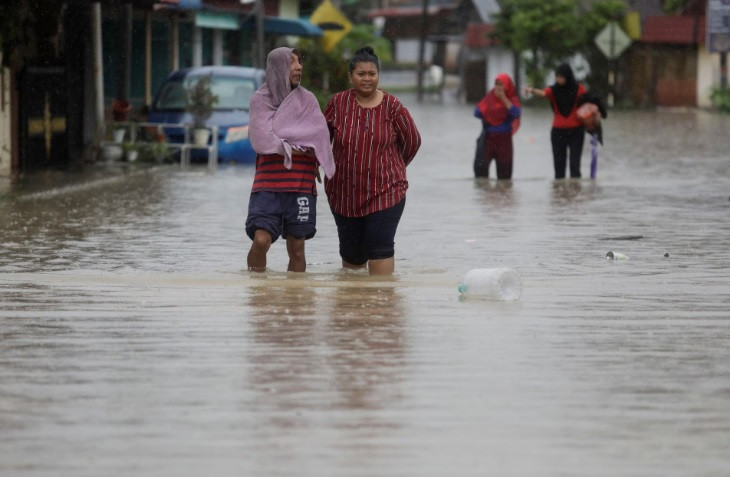 Photo of Flooding in southern Malaysia forces 40,000 people to flee homes