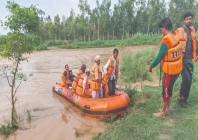 rescue officials ferry stranded villagers to safety as floodwaters engulf low lying areas near narowal amid relentless monsoon rains sweeping across punjab photo online rescue officials ferry stranded villagers to safety as floodwaters engulf low lying areas near narowal amid relentless monsoon rains sweeping across punjab photo online