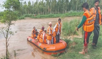rescue officials ferry stranded villagers to safety as floodwaters engulf low lying areas near narowal amid relentless monsoon rains sweeping across punjab photo online