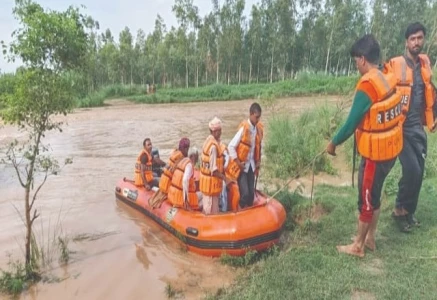 rescue officials ferry stranded villagers to safety as floodwaters engulf low lying areas near narowal amid relentless monsoon rains sweeping across punjab photo online rescue officials ferry stranded villagers to safety as floodwaters engulf low lying areas near narowal amid relentless monsoon rains sweeping across punjab photo online