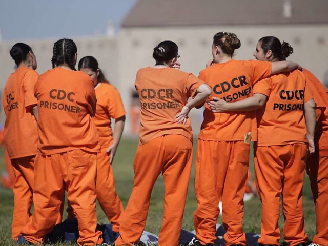 florida officer arrested for watching footage of nude female inmates