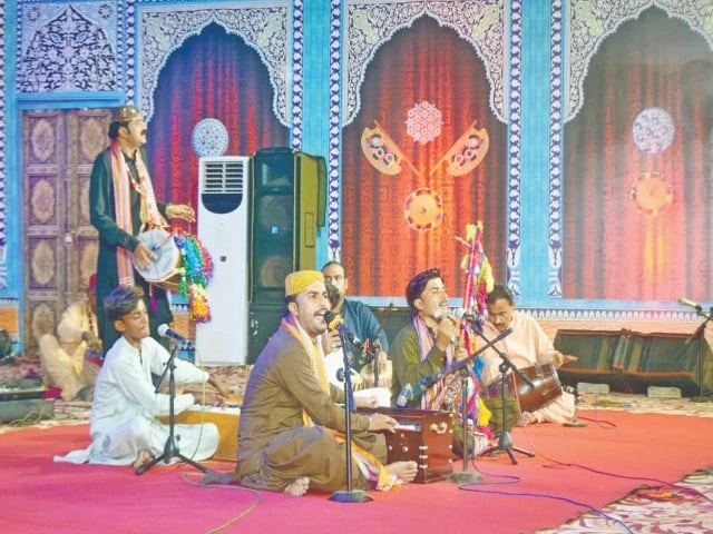 folk singers perform at bhit shah photo app folk singers perform at bhit shah photo app