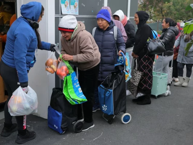 workers distribute groceries at la colaborativa s food pantry as food aid benefits including snap payments will be suspended starting november 1 amid the ongoing u s government shutdown in chelsea massachusetts us october 29 2025 photo reuters workers distribute groceries at la colaborativa s food pantry as food aid benefits including snap payments will be suspended starting november 1 amid the ongoing u s government shutdown in chelsea massachusetts us october 29 2025 photo reuters