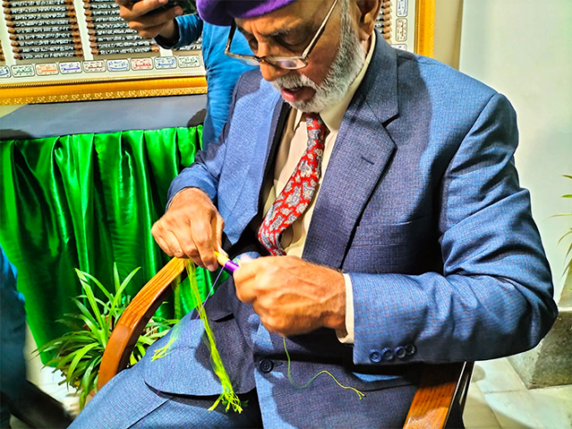 khan shahnawaz malhi knits holy quran verses on the pencil in karachi on march 12 2022 photo arab news khan shahnawaz malhi knits holy quran verses on the pencil in karachi on march 12 2022 photo arab news