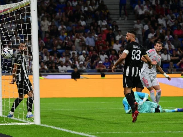 american midfielder tanner tessmann right scores the decisive goal for lyon against angers at the groupama stadium photo afp american midfielder tanner tessmann right scores the decisive goal for lyon against angers at the groupama stadium photo afp