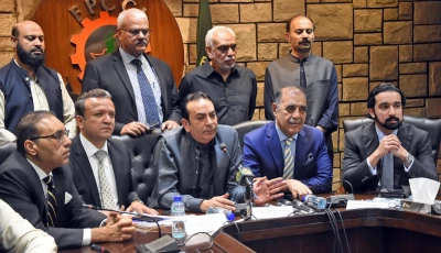 fpcci president atif ikram sheikh addresses the media alongside presidents of other chambers of commerce in islamabad after talks with special assistant to pm on revenue haroon akhtar on july 18 2025 photo online